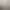 Modernes Zimmer mit einem Doppelbett, einem Nachttisch, einer Lampe, einem Schreibtisch, einem Stuhl und einem Fenster mit Vorhängen
