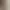 Une lampe de table noire avec abat-jour beige est posée sur une table blanche à côté d'un fauteuil gris et d'une fenêtre avec des rideaux marron